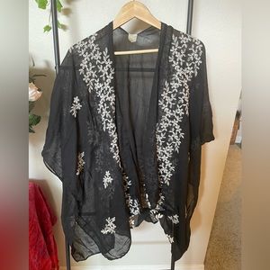 ⭐️ Black and white floral kimono style coverup ⭐️